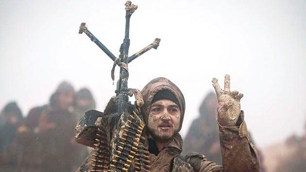 <p>Afrin İlçe Merkezinin Çevrelenmesi: Bafelyun Tepeleri ve Cinderesi’nin ele geçirilmesinin ardından devam eden operasyonlarda Afrin ilçe merkezi kuzey, doğu ve güney istikametinden çevrelenmiş ve harekat birilikleri ilçe merkezindeki müteakip meskun mahal harekatı için hazırlıklarını yapmaya başladı.</p>
<p> </p>