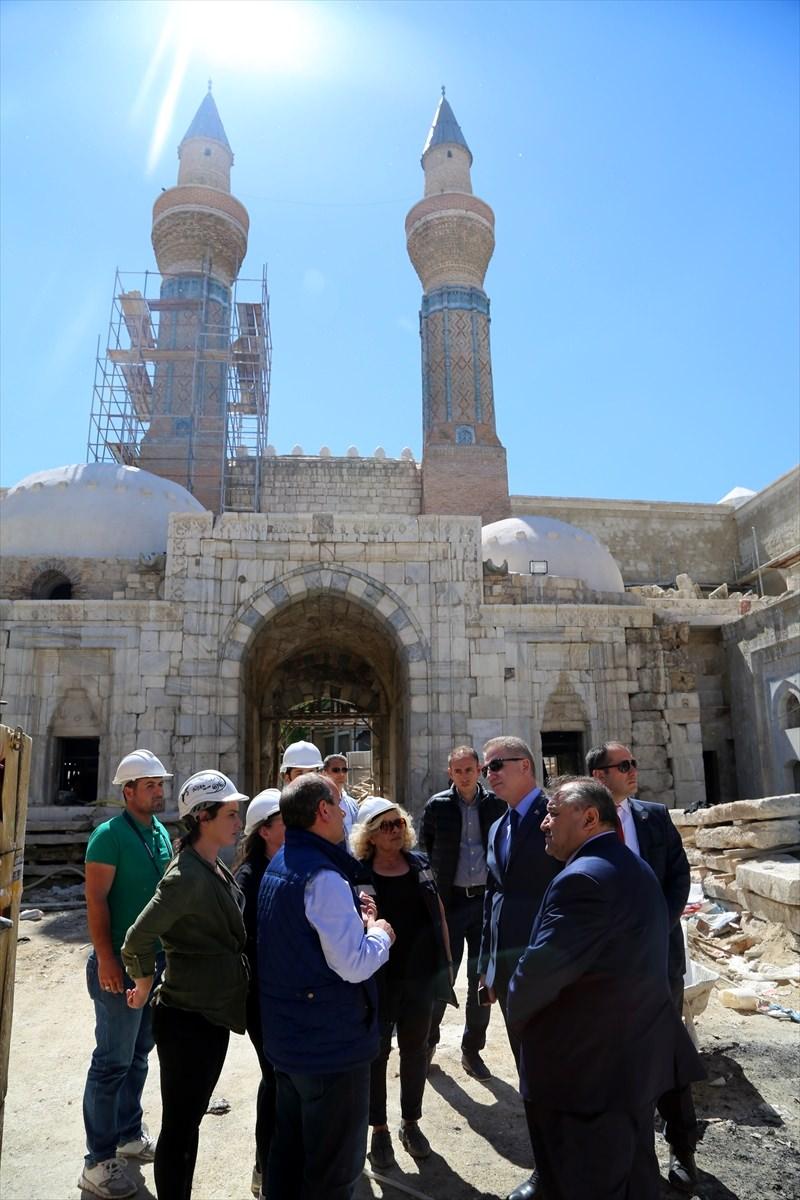 <p>Selçuklu Veziri Sahip Ata Fahreddin Ali'nin 1271 yılında mimar Konyalı Kaluyan'a yaptırdığı Gök Medrese, Selçuklu mimarisinin en seçkin eserleri arasında yer alıyor.</p>

<p> </p>
