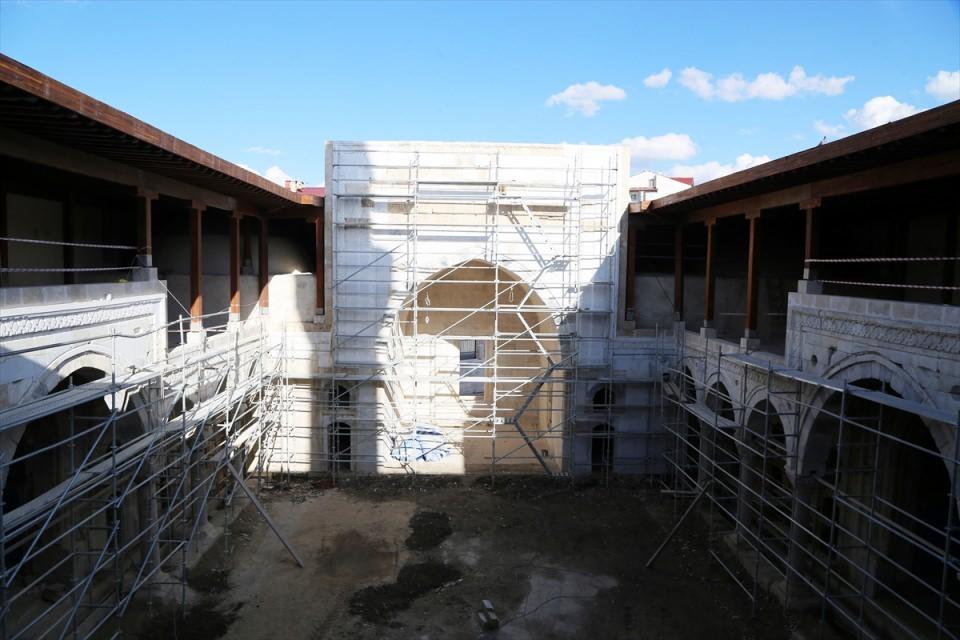 <p>"Gök Medrese ile Ulu Cami birbirini görecek, arada bir yeşil alan, gül bahçesi olacak. Dolayısıyla ziyaretçiler o bölgede bir manevi havayı teneffüs edecek.</p>

<p> </p>
