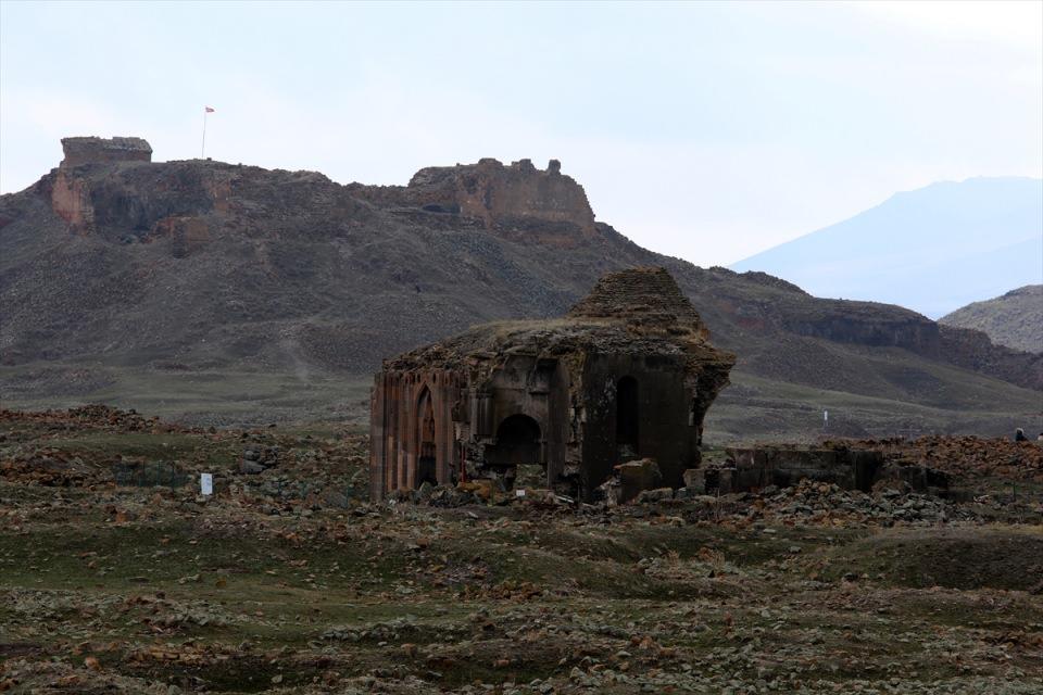 <p>Herkesi Ani'ye bekliyorum ve buraları görmelerini tavsiye ediyorum. Yabancıların ilgisi de yoğun turist olarak çok ciddi artışımız var." </p>