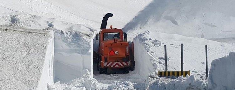 <p>Erzurum Karayolları 12'nci Bölge Müdürlüğü ekipleri, kar kalınlığının yaklaşık 4 metreyi bulduğu 2 bin 885 rakımlı Palandöken geçidinde karla mücadele çalışmalarını aralıksız sürdürüyor.</p>

