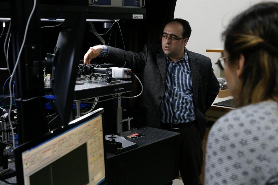 <p>Çalışmaya ilişkin AA muhabirine bilgi veren İYTE Fizik Bölümü Öğretim Üyesi Doç. Dr. Serkan Ateş, iki taraf arasında paylaşılan bilginin güvenliğinin hem sıradan vatandaşlar için hem de askeri veya ticari sırlar için önem taşıdığını, bunun için çeşitli şifreleme yöntemlerinin kullanıldığını belirtti.</p>

<p> </p>
