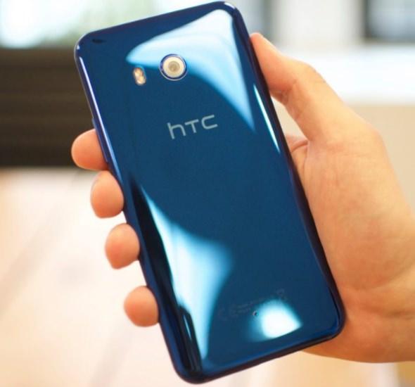 <p><strong>16- HTC U11 </strong><br />
<br />
3000 mAh bataryanın yer aldığı HTC U11'de ekran 5.5 inç büyüklüğünde. 12 MP arka kameraya ve 16 MP ön kameraya sahip olan telefon, Snapdragon 835 işlemciden güç alıyor.</p>
