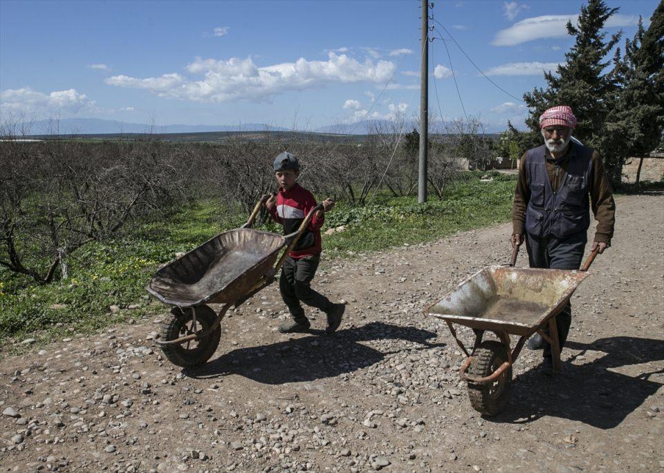 <p>Zeytin Dalı Harekatı'nda terörden arındırılan Cinderes'e bağlı Deyr Ballut köyünde yaşayanlar, kötü günleri geride bırakıp normal hayatlarına dönmeye çalışıyor. </p>

<p> </p>

