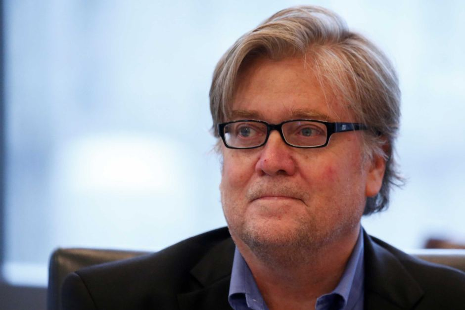 <p><span style="color:#FFD700"><strong>STEVE BANON</strong></span><br />
<span style="color:#FFFFFF">Trump'ın Başstratejisti</span></p>
<p><span style="color:#FFD700"><strong>19 AĞUSTOS 2017</strong></span><br />
Ulusal Güvenlik Danışmanı olmasından kısa bir süre sonra Konseyden çıkarıldı. Tartışmalara neden olan Irkçı söylemleri nedeniyle de görevinden ayrıldı.</p>