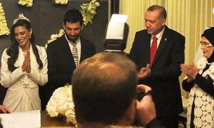 <p>Nikah törenine başta Arda Turan'ın kardeşi Okan Turan ve çok yakın akrabaları olmak üzere; Başakşehir Kulüp Başkanı Göksel Gümüşdağ, Abdullah Avcı, Emre Belözoğlu, Sarıhan Gusto'nun sahibi Cemal Sarıhan katıldı. Cumhurbaşkanı Recep Tayyip Erdoğan, Beykoz Çubuklu'daki Vadi Konakları'nda yapılan törende, 21.00-23.00 saatleri arasında bulundu.</p>
