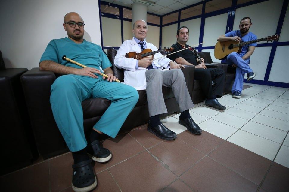 <p> Müzik aletlerimizi şimdiye kadar hep bireysel çaldık. Bundan sonraki süreçte buradaki doktor arkadaşlarla bir araya gelip etkinlik yapmayı planlıyoruz." diye konuştu.</p>