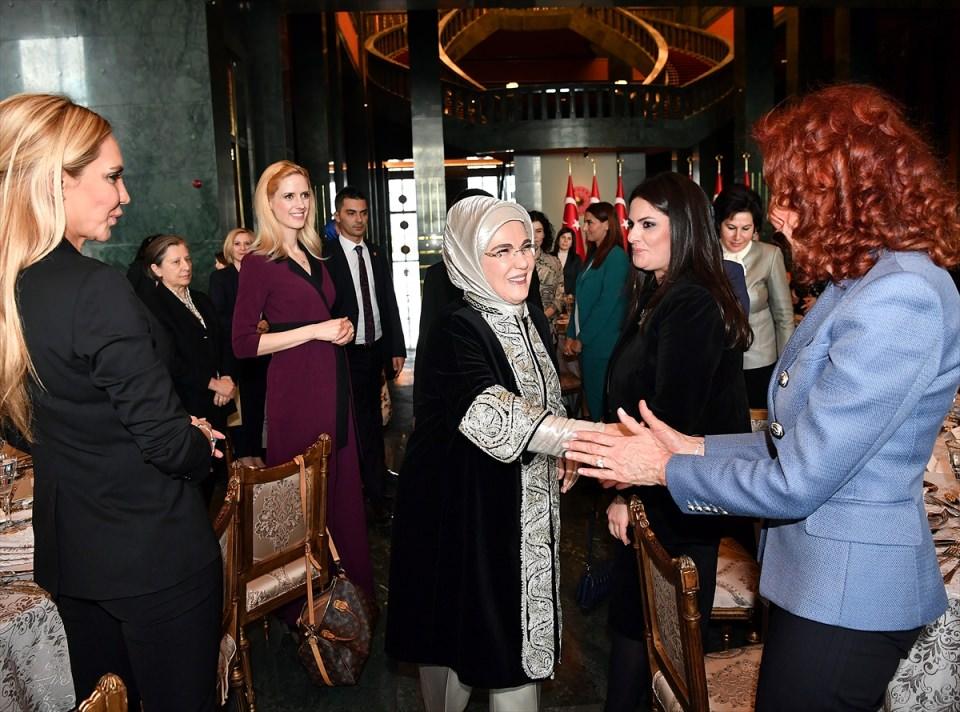 <p>Cumhurbaşkanı Recep Tayyip Erdoğan ve eşi Emine Erdoğan, Cumhurbaşkanlığı Külliyesi'nde, geçen hafta kutlanan "8 Mart Dünya Kadınlar Günü" münasebetiyle iş, sanat, siyaset, medya, akademi ve spor dünyasından oluşan kadın topluluğa davet verdi. Çevre duyarlılığı projesi olan ve kendisinin himayesinde yürütülen "Sıfır Atık" özel temasıyla gerçekleştirilen davette, Emine Erdoğan, konuklarıyla sohbet etti.</p>
