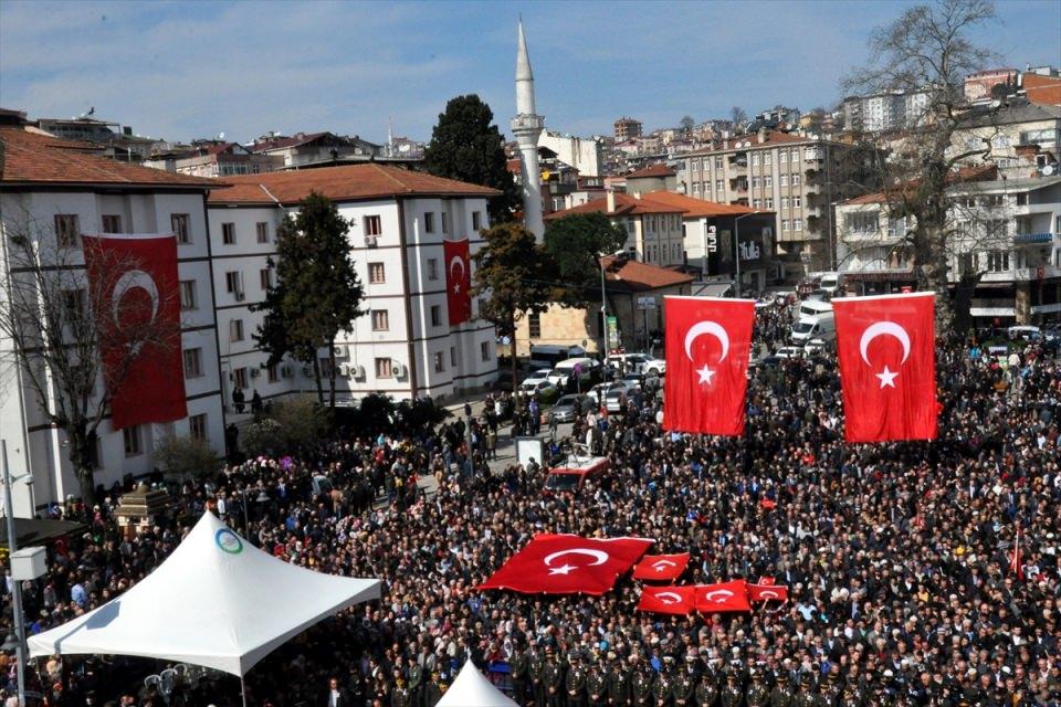 <p>Cenaze törenine, şehit Kart'ın ailesi ve yakınlarının yanı sıra Gümrük ve Ticaret Bakanı Bülent Tüfenkci, Ordu Valisi Seddar Yavuz, AK Parti Ordu Milletvekilleri Oktay Çanak, Metin Gündoğdu ve Ergün Taşçı, CHP Genel Başkan Yardımcısı ve Ordu Milletvekili Seyit Torun, Giresun Jandarma Bölge Komutanı Tuğgeneral Hakan Saraç, Ordu Büyükşehir Belediye Başkanı Enver Yılmaz, Ordu Üniversitesi Rektörü Prof. Dr. Tarık Yarılgaç, askeri ve mülki erkan ile vatandaşlar katıldı.</p>

<p> </p>
