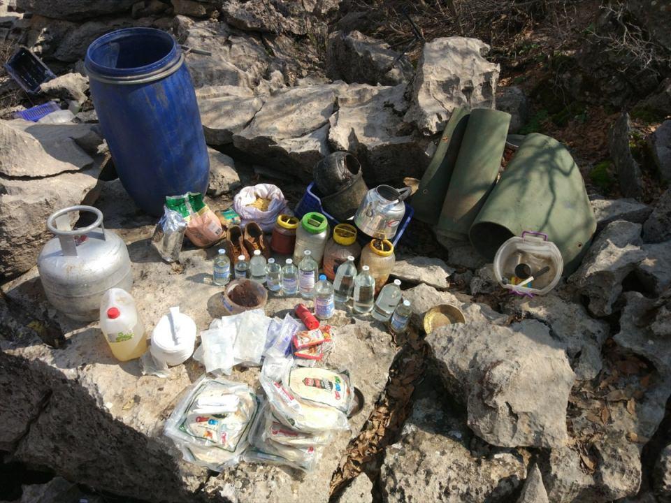 <p>37 kilogram mercimek, 26 kilogram tuz, 25 kilogram kurutulmuş nane, 14 kilogram helva, 12 kilogram reçel, 10 kilogram kuru kahve, 5 kilogram pekmez, 12 lavaş ekmek, çok sayıda örgütsel kitap, doküman, yaşam ve giyim malzemesi."</p>