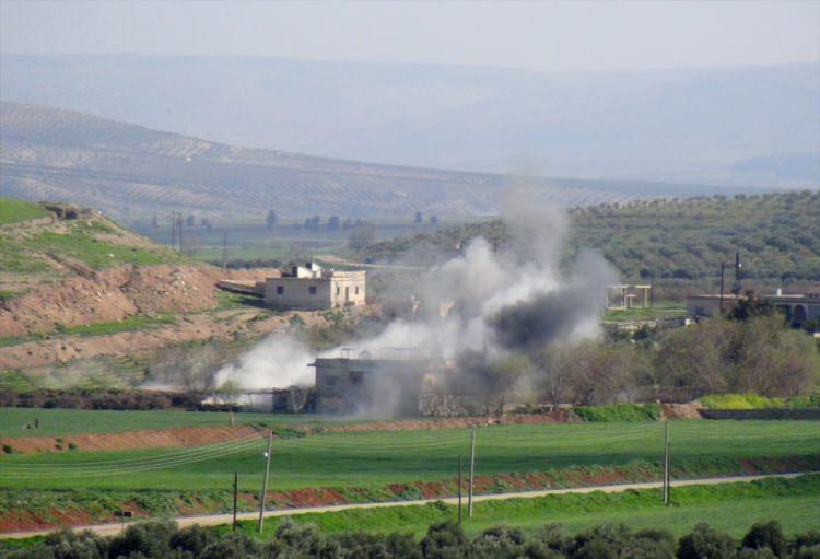 <p>Türk Silahlı Kuvvetleri (TSK) ve Özgür Suriye Ordusu (ÖSO), Zeytin Dalı Harekâtı kapsamında, Afrin'in Cinderes beldesine bağlı Celeme köyünü terör örgütleri YPG/PKK-DEAŞ'tan arındırdı. Çatışmalar sırasında, bölgeden dumanlar yükseldi.</p>
