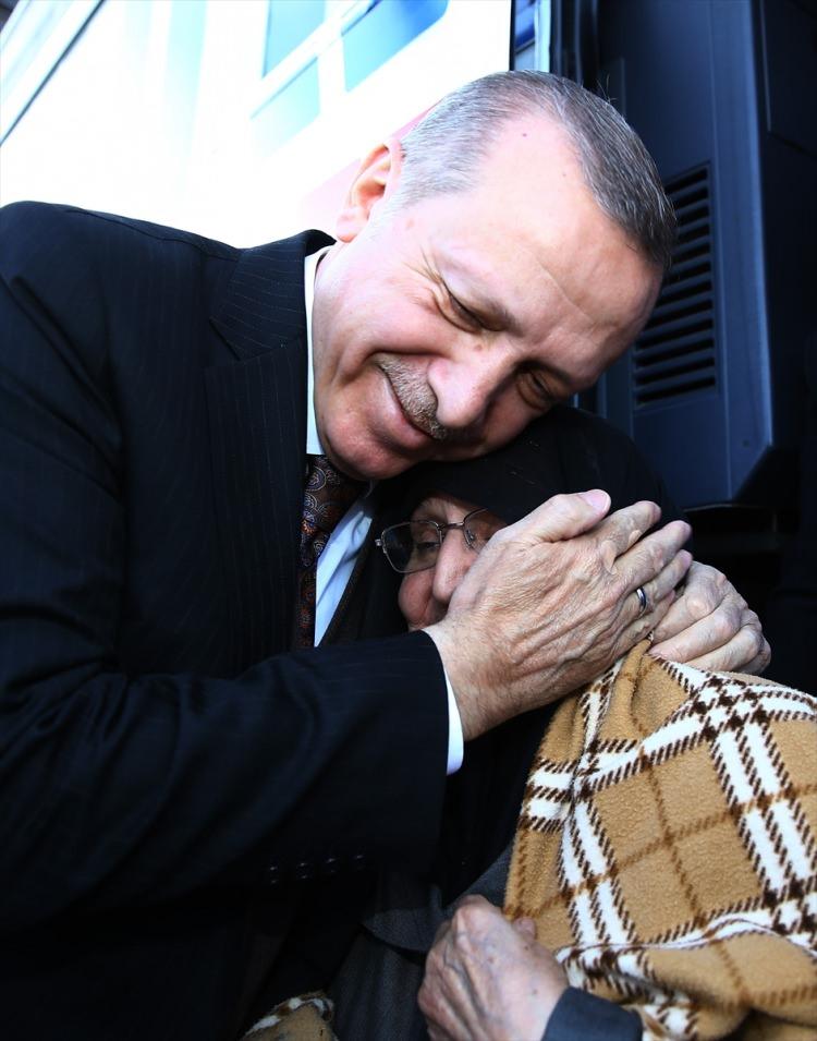 <p>Cumhurbaşkanı Erdoğan, konuşmasının ardından yanına gelen yaşlı bir kadın ile sohbet etti.</p>
