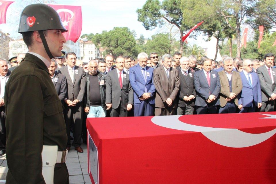 <p>Törene katılan binlerce kişi tekbir getirip "Şehitler ölmez, vatan bölünmez" şeklinde slogan attı.</p>
<p> </p>