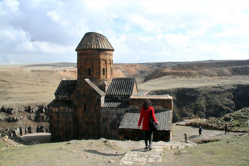 <p><strong>"Beklentimin üstünde çok çok mükemmel bir yer" </strong></p>
<p>Ani'nin 4 mevsim ilgi gördüğünü aktaran Alp, şunları kaydetti:</p>
<p>"Her mevsim güzelliği var, kışın ayrı bir güzel, yazın çok daha başka bir güzelliği var. </p>