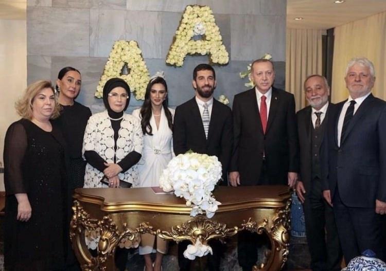 <p>ERDOĞAN ÇİFTİ BİLEZİK TAKTI<br />
<br />
Nikah kıyıldıktan sonra Cumhurbaşkanı Recep Tayyip Erdoğan ve eşi Emine Erdoğan, geline bilezik taktı. Arda Turan'ın, dizi oyuncusu kardeşi Okan Turan, törene sevgilisi Katre Yırtıcı ile birlikte katıldı.</p>
