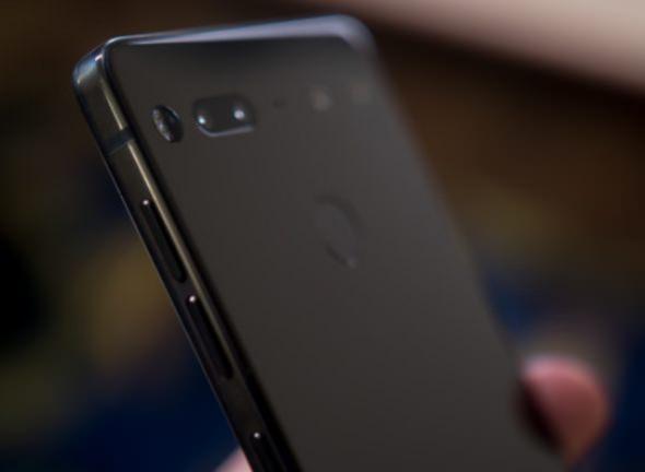 <p><strong>14- Essential Phone </strong><br />
<br />
5.71 inç büyüklüğünde bir ekran tasarımına sahip olan Essential Phone, 3040 mAh bataryadan güç alıyor. Ayrıca cihazın ön kamerası 8 MP, arka kamerası ise çift 13 MP.</p>
