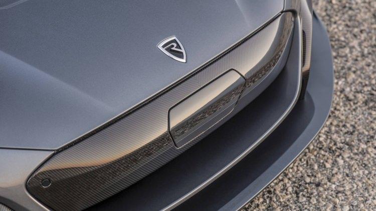 <p>Rimac C_Two’nun teknoloji tarafındaki en büyük özelliği ise 4. seviye otonom sürüşe imkan sunması. Bünyesinde sekiz kamera, lidar ve ultrasonik sensörler, altı adet radar ile yapay zeka sistemi bulunan araç, sürücü müdahalesi olmaksızın tam bir şekilde kullanımı vaat ediyor. </p>
