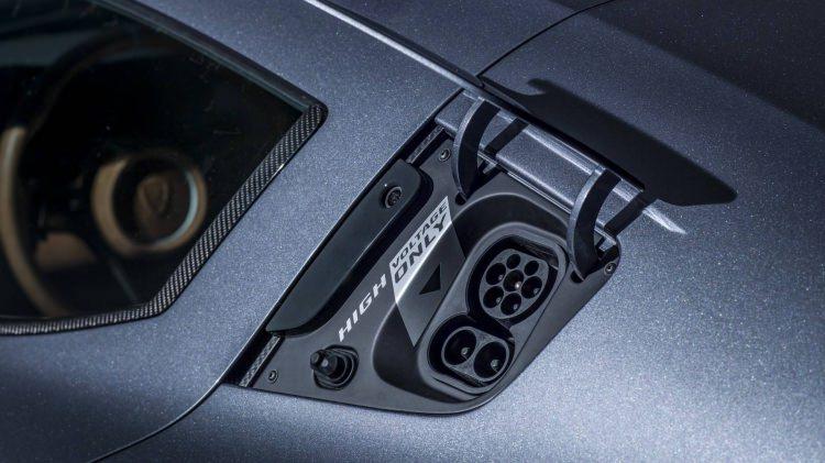 <p>C_Two’nun motor verileri de en az özellikleri kadar hayret verici. Araçta bulunan üç elektrik motoru 1.888 beygir güç ve 2.300 Nm tork sunarken, 0-96 kilometre hızlanması sadece 1.85 saniye sürüyor. </p>
