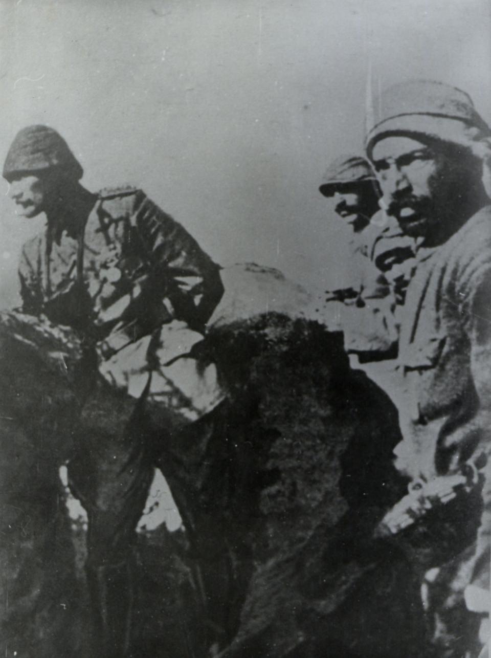 <p>Anafartalar Grup Komutanı Mustafa Kemal'in siperde çekilmiş bir fotoğrafı.</p>
<p> </p>

