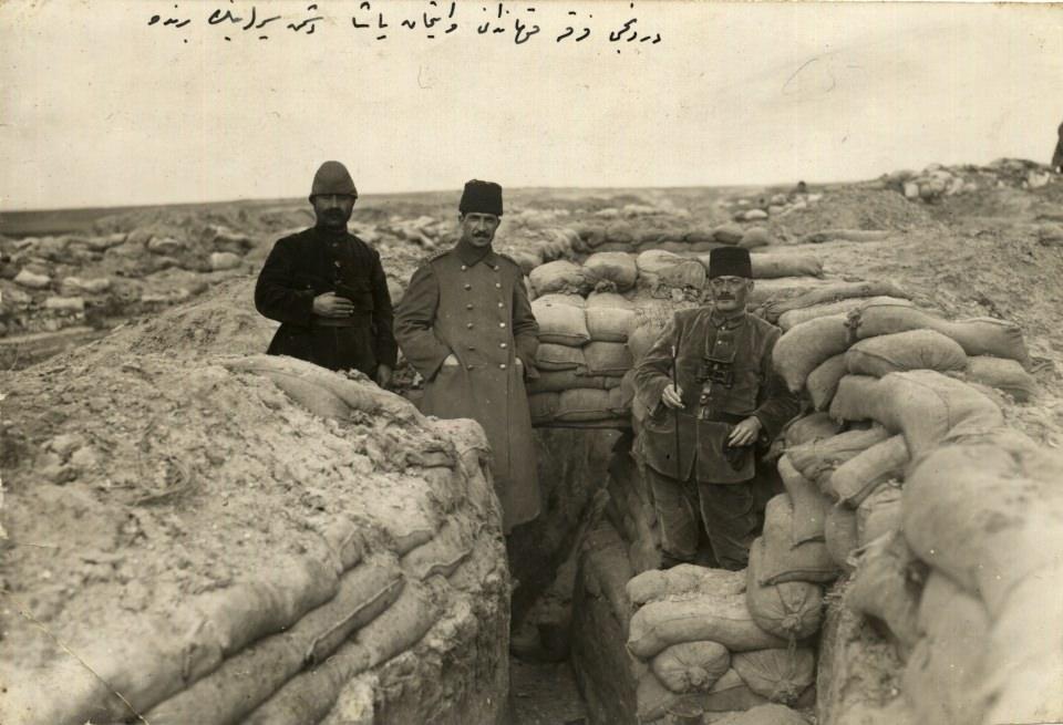 <p>Askerlerin gösterdiği yiğitliği "şanlı bir namus örneği" olarak nitelendiren Mustafa Kemal, hatların tahkimatının artırılması, düşman cephesindeki önemli noktalara karşı yaklaşma hatlarının inşa edilerek yaklaşılması emrini veriyor.</p>
