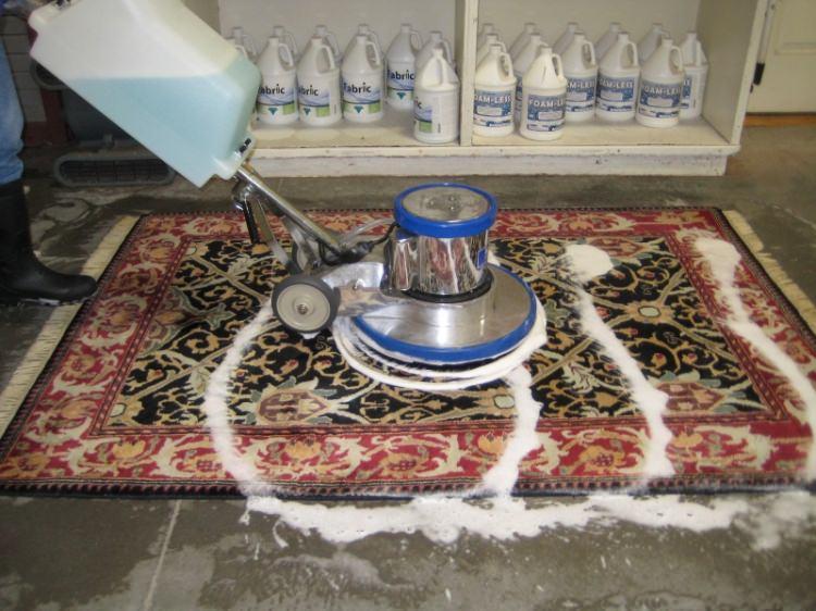 <p>Halı yıkamak için kullanılacak pek çok deterjan vardır. Ancak halı temizliğinde kullanılacak en iyi deterjan, arap sabunudur. Arap sabunu, hem iyi köpürür hem de lekelerin daha çabuk çıkmasına yardımcı olur.</p>
