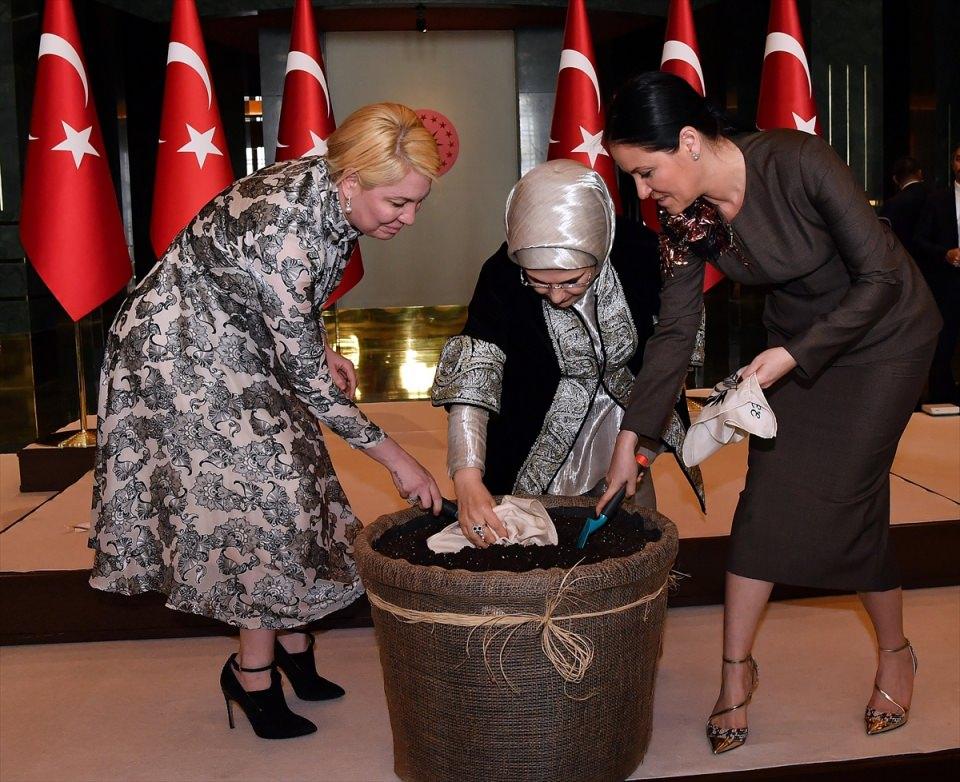 <p>Emine Erdoğan, modacı kardeşler Ezra-Tuba Çetin ile Bakır İpeği'nden üretilmiş geri dönüşüm özelliğine sahip mendili toprağa gömdü.</p>
