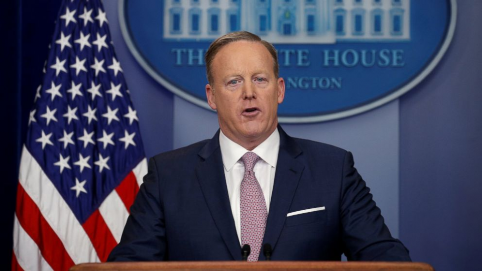 <p><span style="color:#FFD700"><strong>SEAN SPICER</strong></span><br />
<span style="color:#FFFFFF">Beyaz Saray Sözcüsü</span><br />
<br />
<span style="color:#FFD700"><strong>21 TEMMUZ 2017</strong></span><br />
Anthony Scaramucci'nin İletişim Direktörlü'ne atanması üzerine görevinden istifa etti.</p>