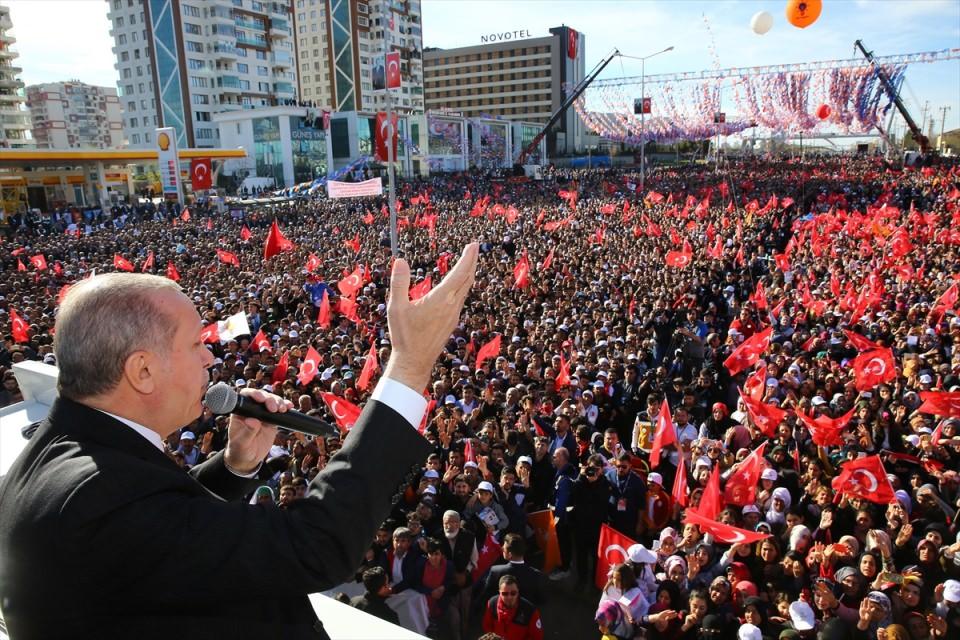 <p>Cumhurbaşkanı Erdoğan'ı Diyarbakır'da muhteşem ve coşkulu bir kalabalık karşıladı.</p>
