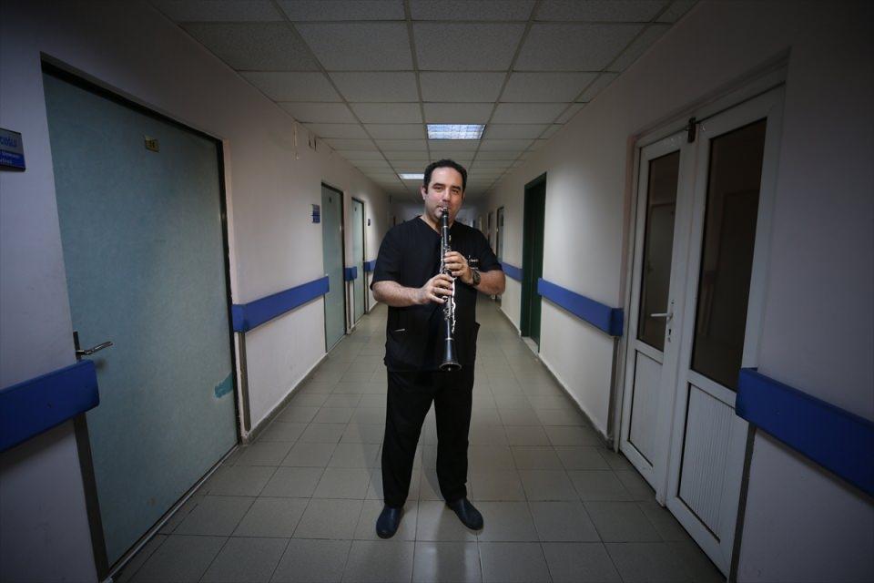 <p><strong> "Stresten uzaklaşmak için klarnet çalıyorum"</strong></p>
<p>Klarnet çalabilen kalp damar cerrahisi uzmanı Burak Erdolu da iyi bir müzik dinleyicisi olduğunu dile getirdi.</p>