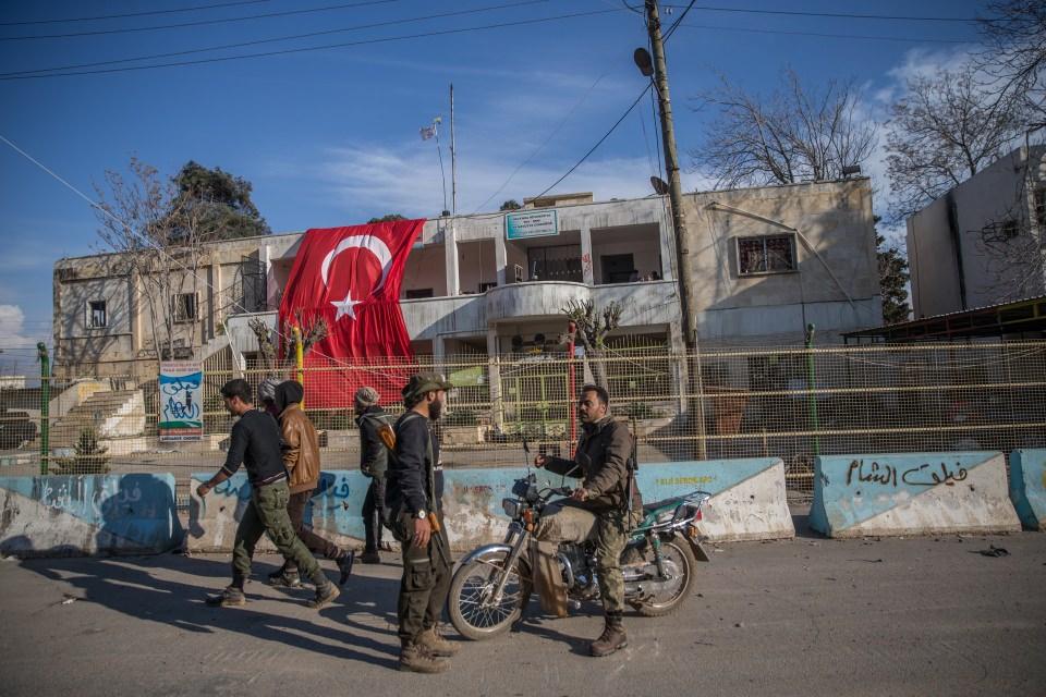 <p>Beldede &ccedil;atışmalara tanıklık edenler, ter&ouml;ristlerin &ccedil;atışmalar sırasında camiler dahil yerleşim yerlerini ateşe verdiğini, el yapımı patlayıcılarla binaları patlatarak b&uuml;y&uuml;k hasar verdiklerini ifade etti.</p>
