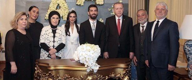 <p>Nikah şahitliğini Cumhurbaşkanı Recep Tayyip Erdoğan'ın üstlendiği Arda Turan'ın nikahının Afrin'e yönelik Zeytin Dalı Harekatı dolayısıyla 'sade' gerçekleştirildiği ifade edildi.</p>
