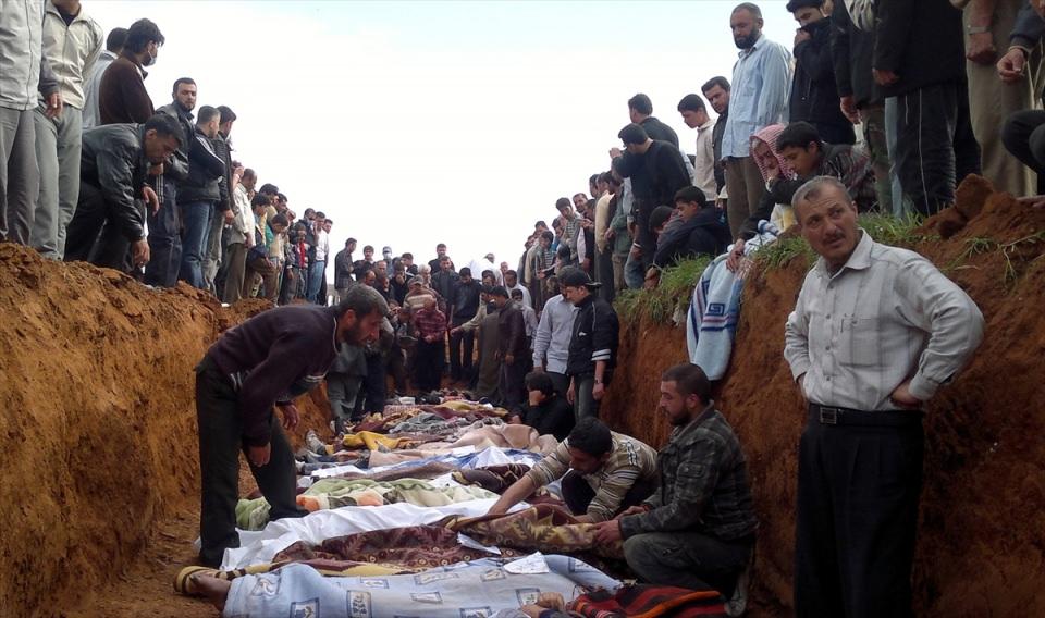 <p>İdlib ve Taftanaz'da gerçekleşen operasyonlarda ordunun katliam gerçekleştirdiğini ve hayatını kaybedenlerin toplu mezarlara defnedilmek zorunda kalındı. (Arşiv)</p>
