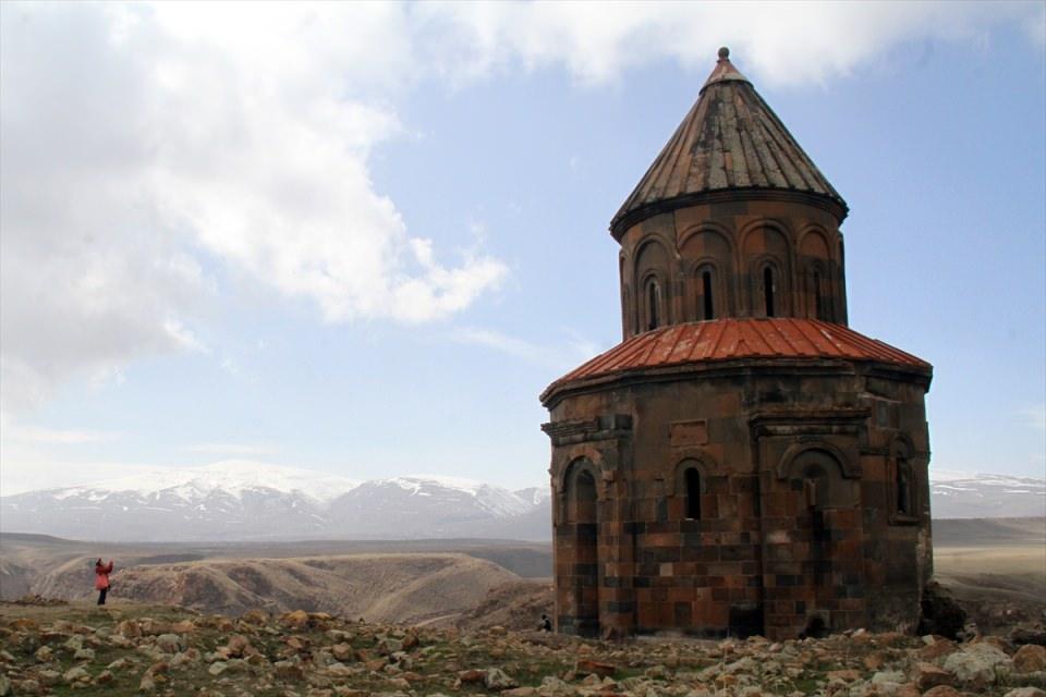 <p>Farklı aile ve arkadaşlarla geleceğiz. Ani'yi görmeden dünyayı görmüş olmayacaksınız, burayı mutlaka görmeniz lazım, burada bir dünya gördüm." dedi.</p>
