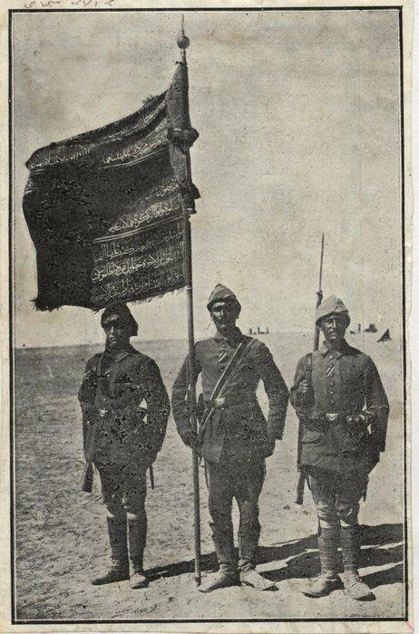 <p>Genelkurmay Başkanlığı 18 Mart Çanakkale Zaferi'ne ilişkin arşivlerinde olan fotoğrafları paylaştı. Arşivde siperde elleri tetikte bekleyen Mehmetçikten yemek dağıtımına, cephe hattında gönüllü bombacılık yapan küçük çocuktan düşman donanmasını batıran topçulara kadar çok sayıda fotoğraf yer alıyor.</p>
