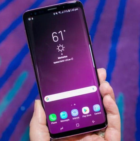 <p><strong>1- Samsung Galaxy S9 Plus</strong><br />
<br />
6.2 inç'lik ekranıyla selefinden kendisini ayıran Galaxy S9 Plus, 3500 mAh bataryadan besleniyor. Çift 12 MP arka kamerasıyla kullanıcılara hizmet verecek olan cihazın ön kamerası ise 8 MP.</p>
