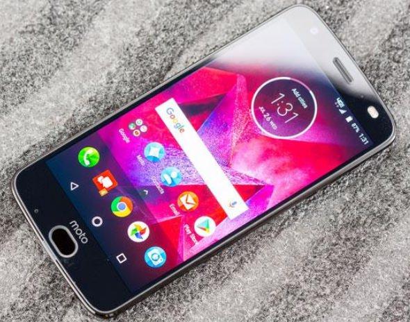 <p><strong>18- Motorola Moto Z2 Force </strong><br />
<br />
5.5 inç büyüklüğünde olan Moto Z2 Force, çift 12 MP arka kamerayla geliyor. Cihazın ön kamerası ise 5 MP.</p>
