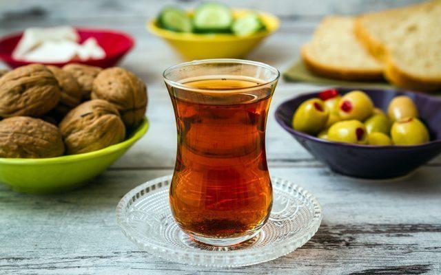 <p><strong>Bitki olarak yetiştirilen çay toplaranarak kurutulur. Kurtulan çay kaynatılarak elde edilen içeceğe siyah çay denir. Çayın yeşil, beyaz ve siyah olmak üzere 3 çeşidi vardır. Bu çaylar yetiştikleri toprak tohum ve havaya göre değişir. Siyah çayın içerisinde tein, kafein, teofilin ve antioksidan içerir. kemik ve diş sağlığı için etkili olan siyah çayın tam faydasını elde etmek için şeker kullanılmadan tüketilmesi önerilir. </strong></p>
