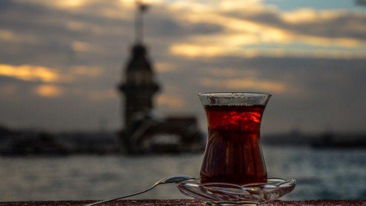 <p><strong>Anadolu toprakalrına gelmeden ilk çay içen Türk Hoca Ahmet Yesevi'dir. Orta Asya seyahetleri sırasında çayı keşfeden Ahmet Yesevi, çay hakkında "Hastalarınıza bundan içirin ki şifa bulsunlar" diye de söylemleri vardır.</strong></p>
