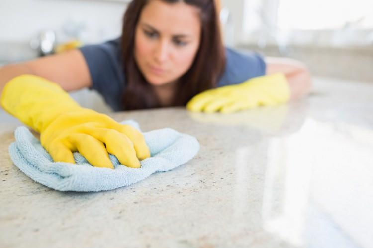 <p>Ev kadınlarının en çok uğraştıran konulardan biri ev temizliğidir. Peki, ev temizliği nasıl yapılır? Ev temizliği yaparken dikkat edilmesi gerekenler nelerdir? İşte ev temizliğinin püf noktaları...</p>
