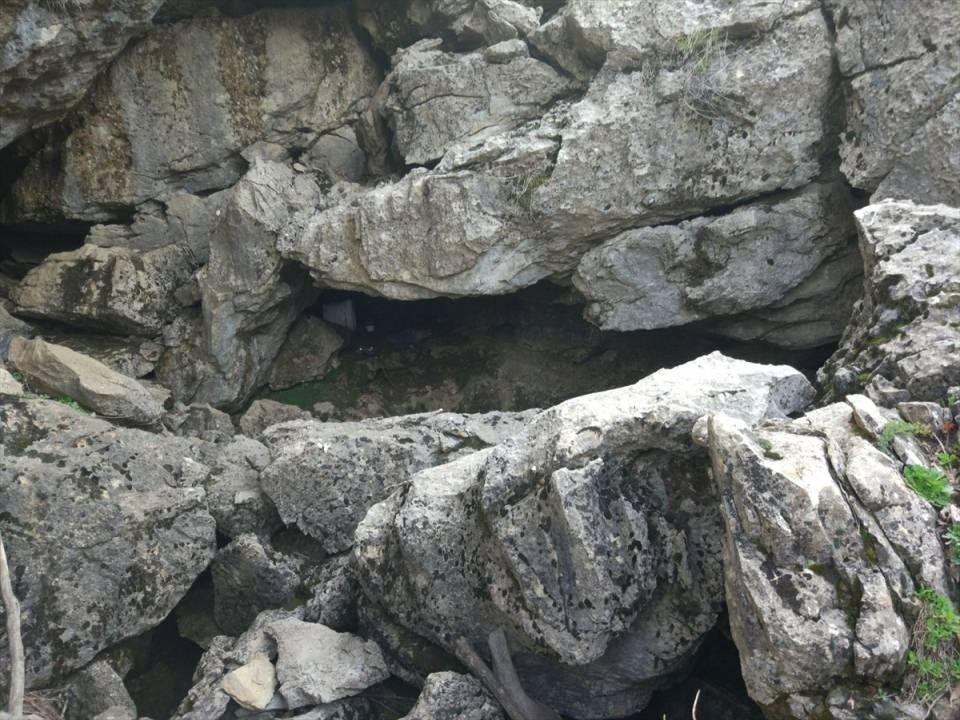 <p>Teröristlerce daha önce mağara girişine döşenen el yapımı patlayıcıya 13 Mart'ta saat 14.15 sıralarında temas edilmesi sonucu, 3 askerin şehit olduğu, 1'i ağır, 3'ü hafif 4 askerin yaralandığı hatırlatılan açıklamada, teröristlerce kullanılan 8 doğal mağara, 15 sığınak ve 3 mevzinin kullanılamaz hale getirildiği belirtildi.</p>
<p> </p>