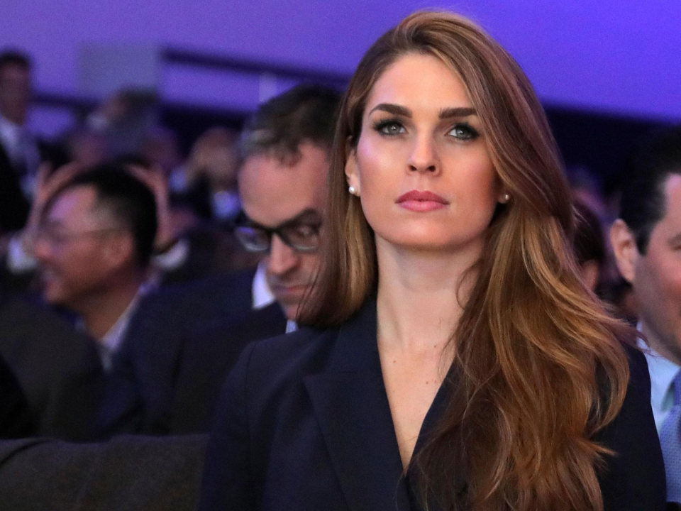 <p><span style="color:#FFD700"><strong>HOPE HICKS</strong></span><br />
<span style="color:#FFFFFF">Beyaz Saray iletişim Direktörü</span></p>
<p><span style="color:#FFD700"><strong>28 ŞUBAT 2018</strong></span><br />
Trump'ın ikinci "iletişir direktörü" olan ve "en uzun süre Trump'ın yanında görev yapan yardımcısı" unvanını elinde bulunduran Hicks'in istifa nedeni açıklanmadı.</p>