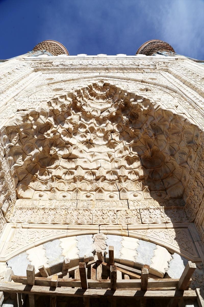 <p>Tarihi Ulu Cami ile Gök Medrese arasında yer alan Selçuk Ortaokulunun yeni binasına taşındığını ve eski binanın yıkımına başlandığını da dile getiren Vali Gül, şunları kaydetti: </p>

<p> </p>
