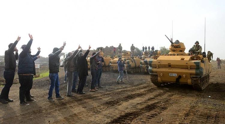 <p>Türkiye bu aşamaya gelinceye kadar iki temel sorunla karşılaştı; birincisi DEAŞ’la mücadele adı altında PKK/PYD ile ittifak ilişkisine giren ABD’nin tavrı, ikincisi Rusya’nın Afrin’de PKK ile girdiği angajman. Türkiye Suriye’deki jeopolitik risk-fırsatları sağlıklı bir şekilde değerlendirip inisiyatif alarak bu sorunlardan ikincisinin üstesinden gelmiş durumda. Ancak, Suriye’de giderek askeri tahakküm altına giren ABD’nin Suriye politikası, Türkiye’nin ABD ile ortak bir zemin geliştirmesinin önünde hep engel oldu. </p>