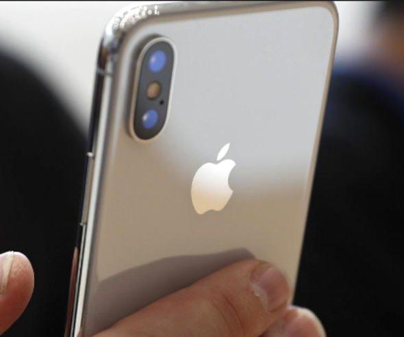 <p><strong>4- iPhone X </strong><br />
<br />
5.8 inç'lik bir ekrana sahip olan iPhone X, Animoji özelliğiyle beraber geliyor. Yüz tanıma teknolojisiyle parmak izi korumasını ortadan kaldıran iPhone X, 2716 mAh bataryadan güç alıyor. 12 MP çift arka kameraya sahip olan telefonun ön kamerası ise 7 MP.</p>
