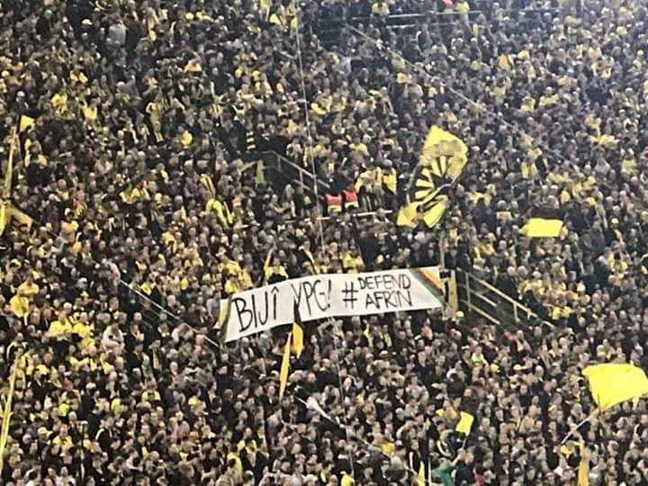 <p>Borussia Dortmund taraftarı tarafından açılan YPG pankartı sonrası Türk futbolseverler, Dortmund forması giyen Nuri Şahin ve Ömer Toprak'a 'Türkiye'ye gel' çağrısı yaptı.</p>
