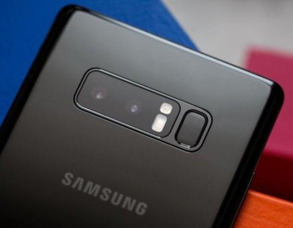 <p><strong>9- Samsung Galaxy Note 8 </strong><br />
<br />
Samsung Galaxy Note 8'de 6.3 inç ekran boyutu bulunuyor. Cihaz, gücünü Exynos 8895 işlemciden alıyor. İki adet 12 MP arka kameraya sahip olan telefonun, ön tarafta ise 8 MP kamerası mevcut.</p>

