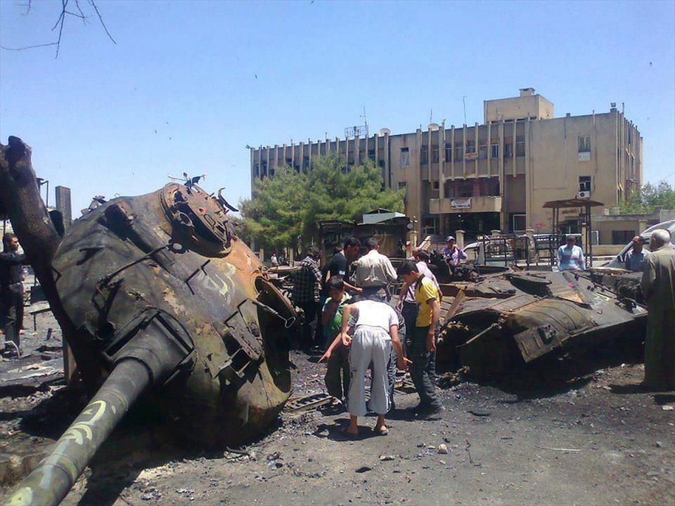 <p>İdlib'in Eriha ilçesinde imha edilen bir tank. (Arşiv)</p>
