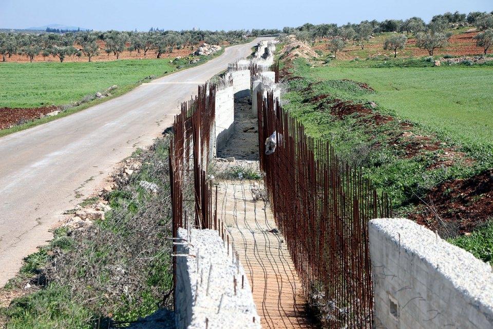 <p>Neredeyse her yüksek noktaya kule inşa edip, bölgeyi yer altı şehrine çeviren teröristlerin, Afrin’e yakın noktadaki köylerde ise TSK birlikleri ve Özgür Suriye Ordusu (ÖSO) güçlerinin ilerlemesiyle kilometrelerce uzunluğunda inşa ettiği tünelleri yarım bırakıp, kaçtığı ortaya çıktı.</p>
