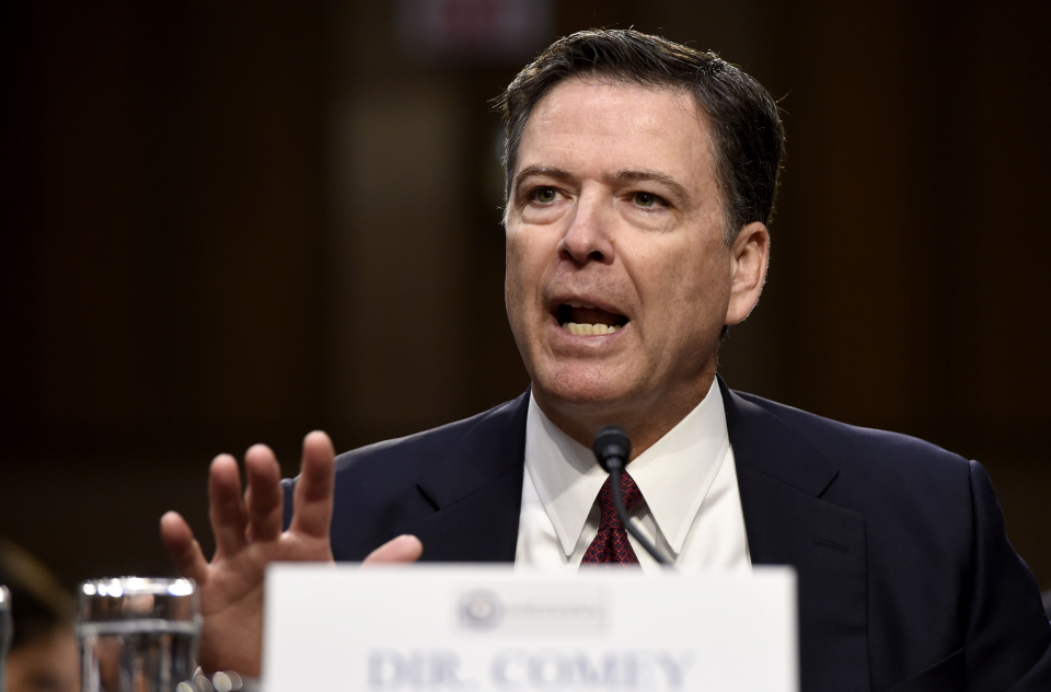 <p><span style="color:#FFD700"><strong>JAMES COMEY</strong></span><br />
<span style="color:#FFFFFF">FBI Direktörü</span></p>
<p><span style="color:#FFD700"><strong>9 MAYIS 2017</strong></span><br />
Rusya iddiaları ile ilgili soruşturmada Flynn hakkındaki soruşturmanın düşürülmesi talebine karşılık vermediği iddiaları ile görevden alındı.</p>