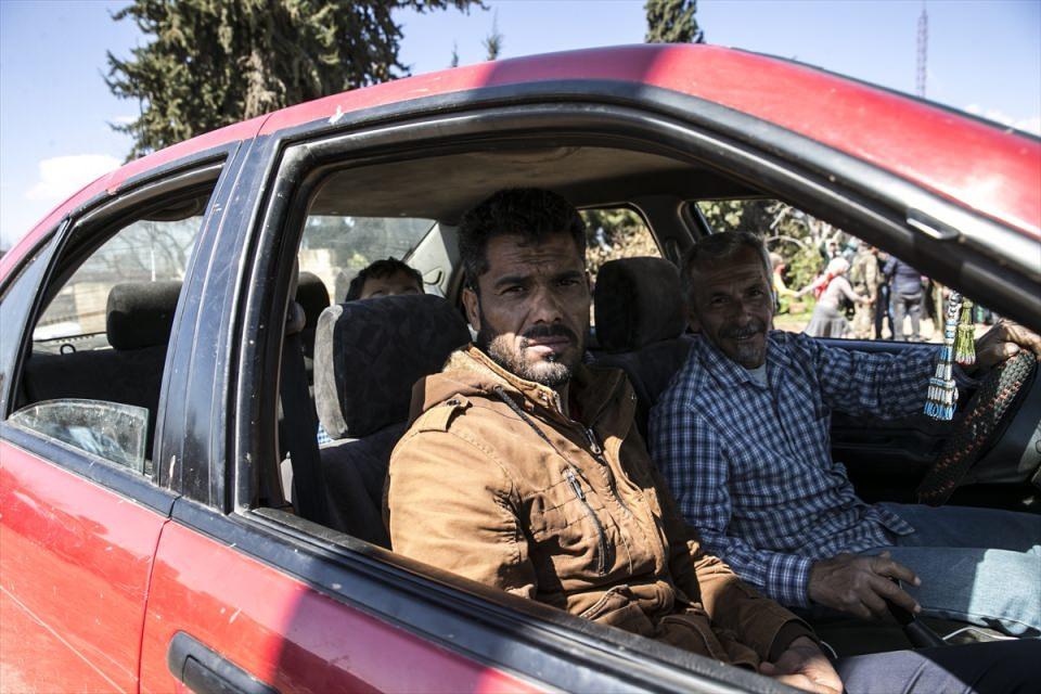 <p>Yaklaşık 3 yıldır YPG/PKK zulmü altında yaşayan Deyr Ballutlular, Türk askerinin gelmesiyle büyük mutluluk yaşarken bir yandan da yaşadıkları korku dolu günleri unutarak normal hayatlarına dönmenin mücadelesini veriyor.</p>

<p> </p>

